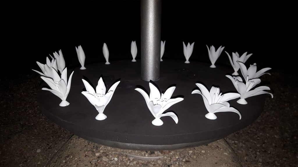 3D-printed lilies on a carousel for the 3D zoetrope effect