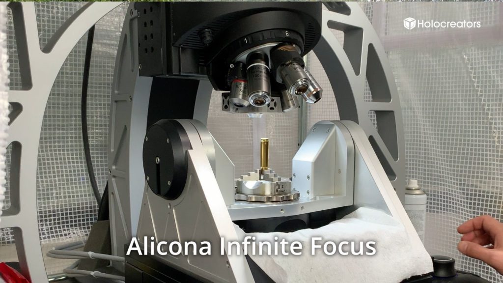 Der 3D-Scanner Alicona InfiniteFocus in Aktion: Er scannt eine Patronenhülse.