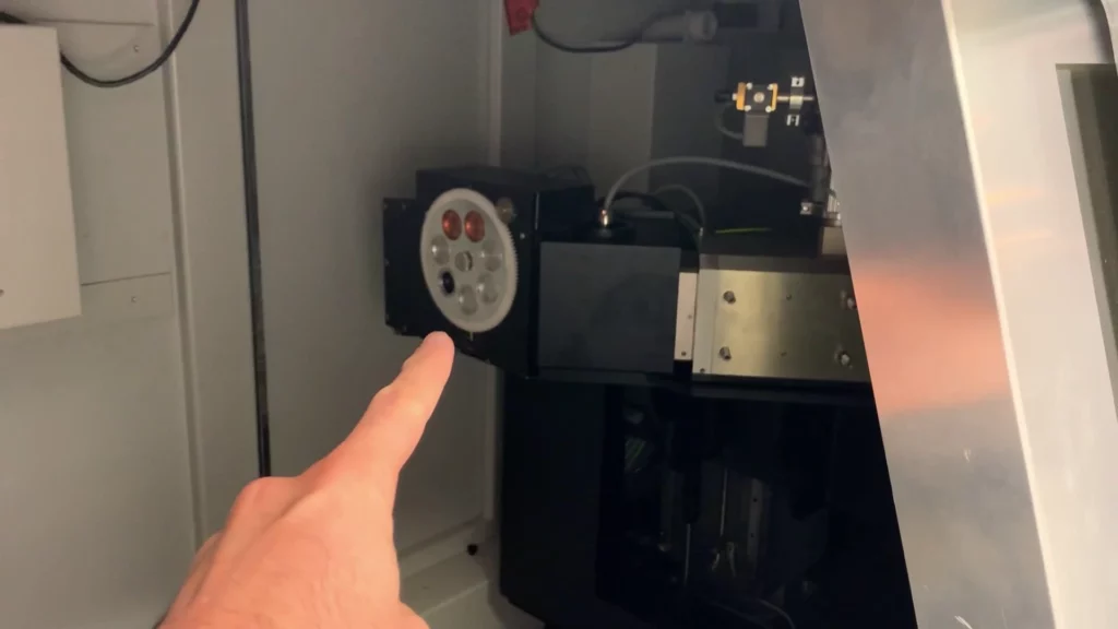 Röntgenquelle im 3D-CT-Scanner Nahaufnahme der Röntgenquelle im Inneren des 3D-CT-Scanners.